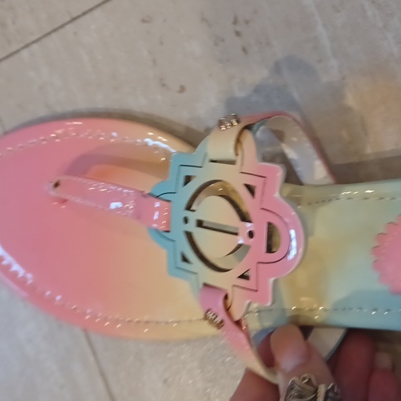 Gorgeous Crown & Ivy Wylie Pastel Thong Sandals - Picture 7 of 10